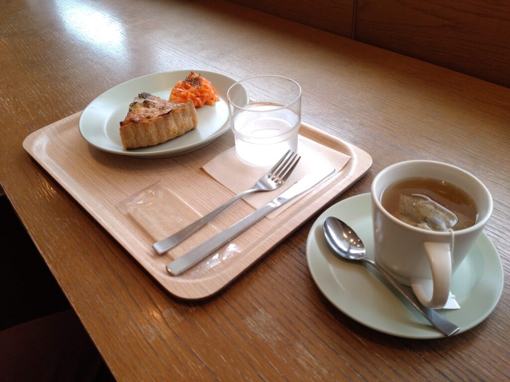 海浜幕張駅改札内 CAFE FONS キッシュ